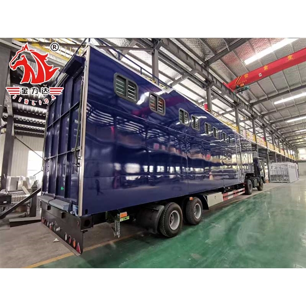 货箱式运马车